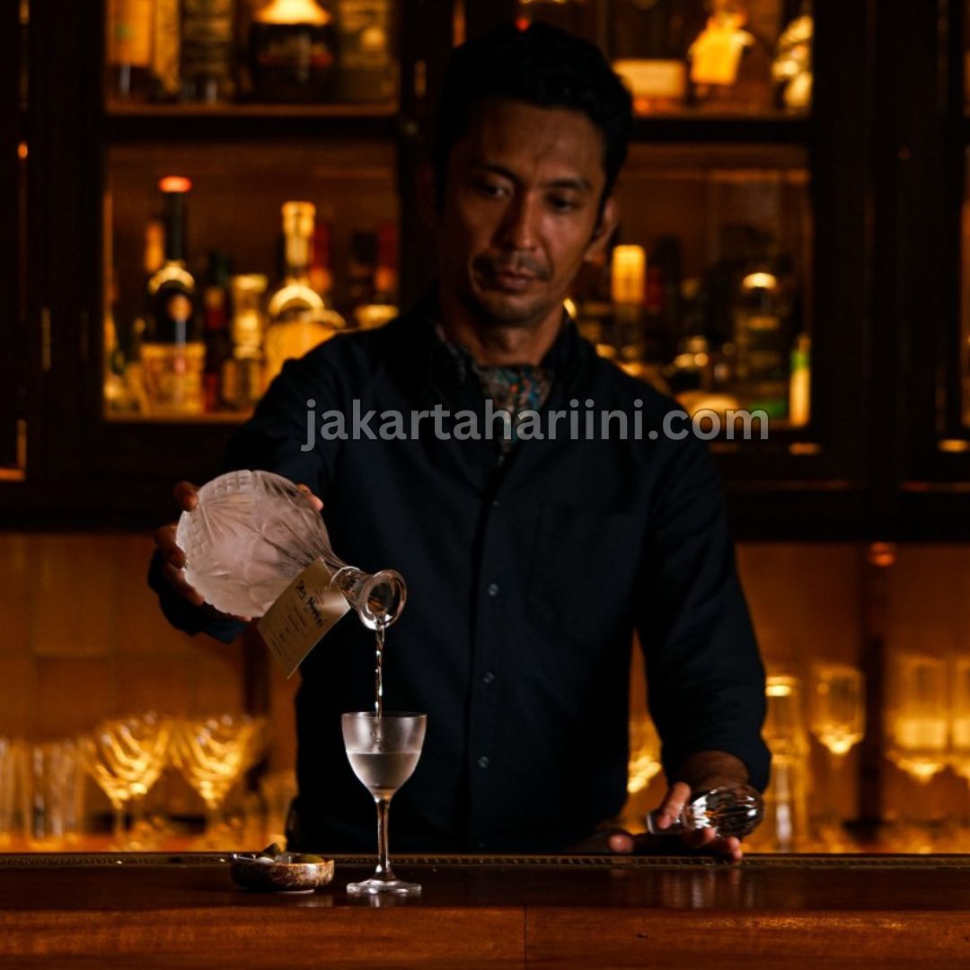 Menikmati Cocktails di Bar Tersembunyi Jakarta